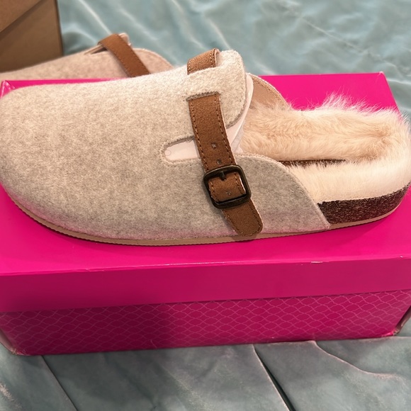 Kids size 4- K Ashton short weather Ugg boots! New! - Picture 9 of 11